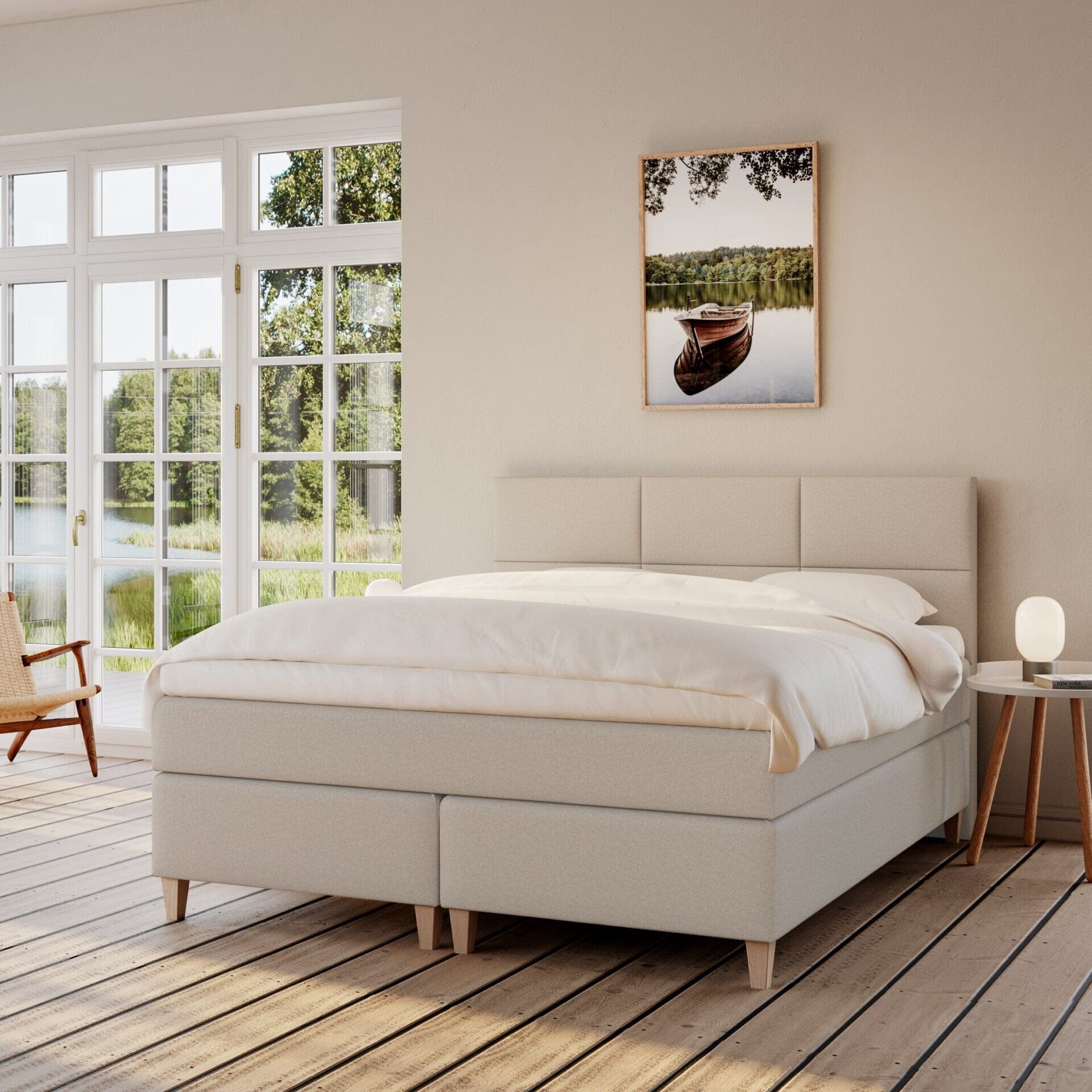 Nordic Dream Snefrid Fjall kontinentalseng 180x200 cm i sand med New Heaven hovedgavl, vist i et moderne soveværelse med stilfuldt design og blødt sengetøj.