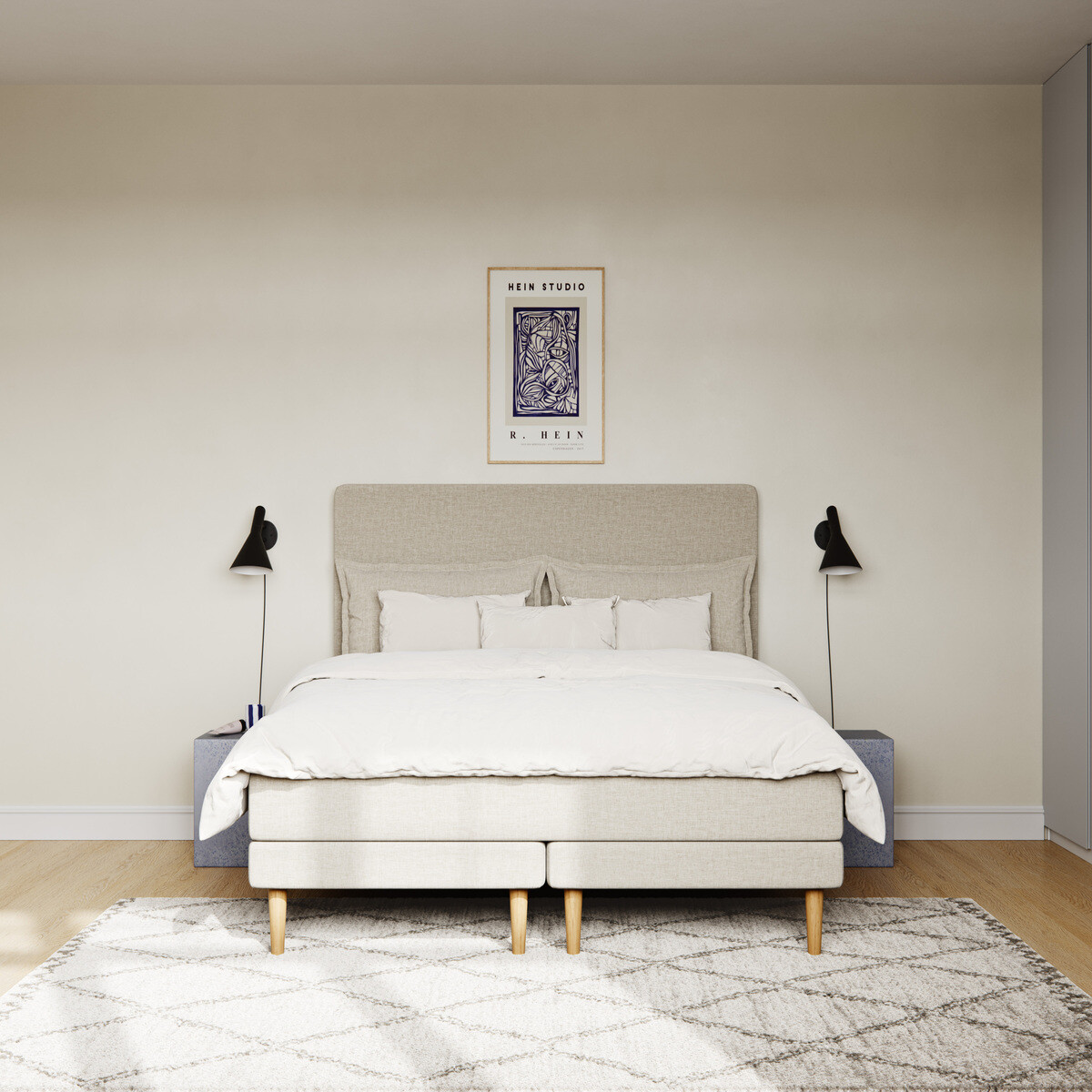 Bedre Nætter Atlas seng 180 cm i beige, vist i et elegant soveværelse med moderne design, blødt sengetøj og puder, der fremhæver sengens komfort og stil.