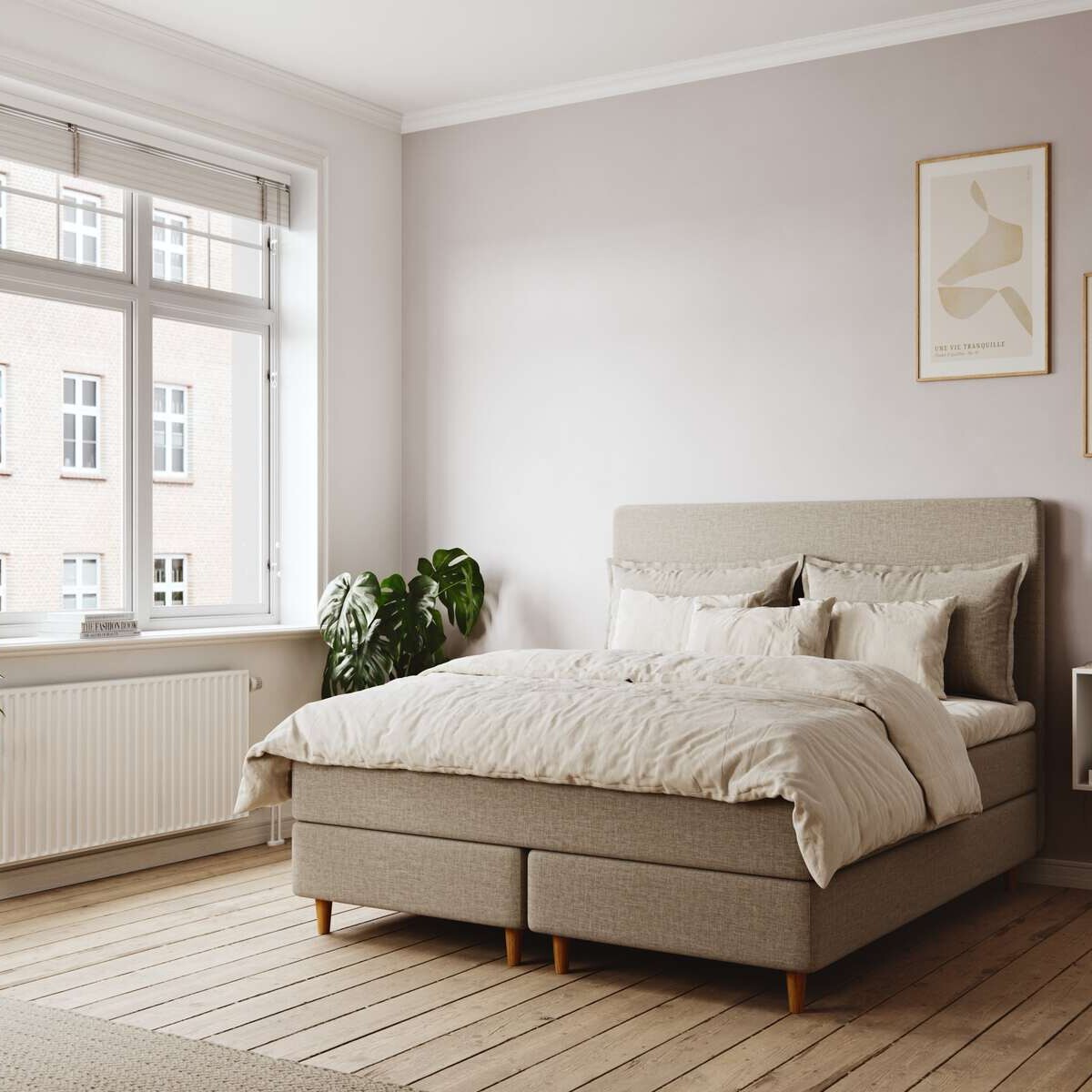 Bedre Nætter Senses seng i et moderne soveværelse, med stilfuldt design og komfortable detaljer, komplet med blødt sengetøj og puder.