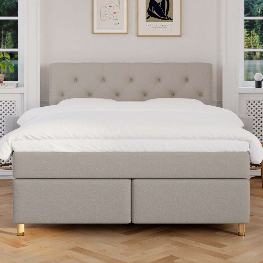 Nordic Dream Nora Høst kontinentalseng 180x200 cm i sand, vist i et moderne soveværelse med elegant design og komfortable detaljer.