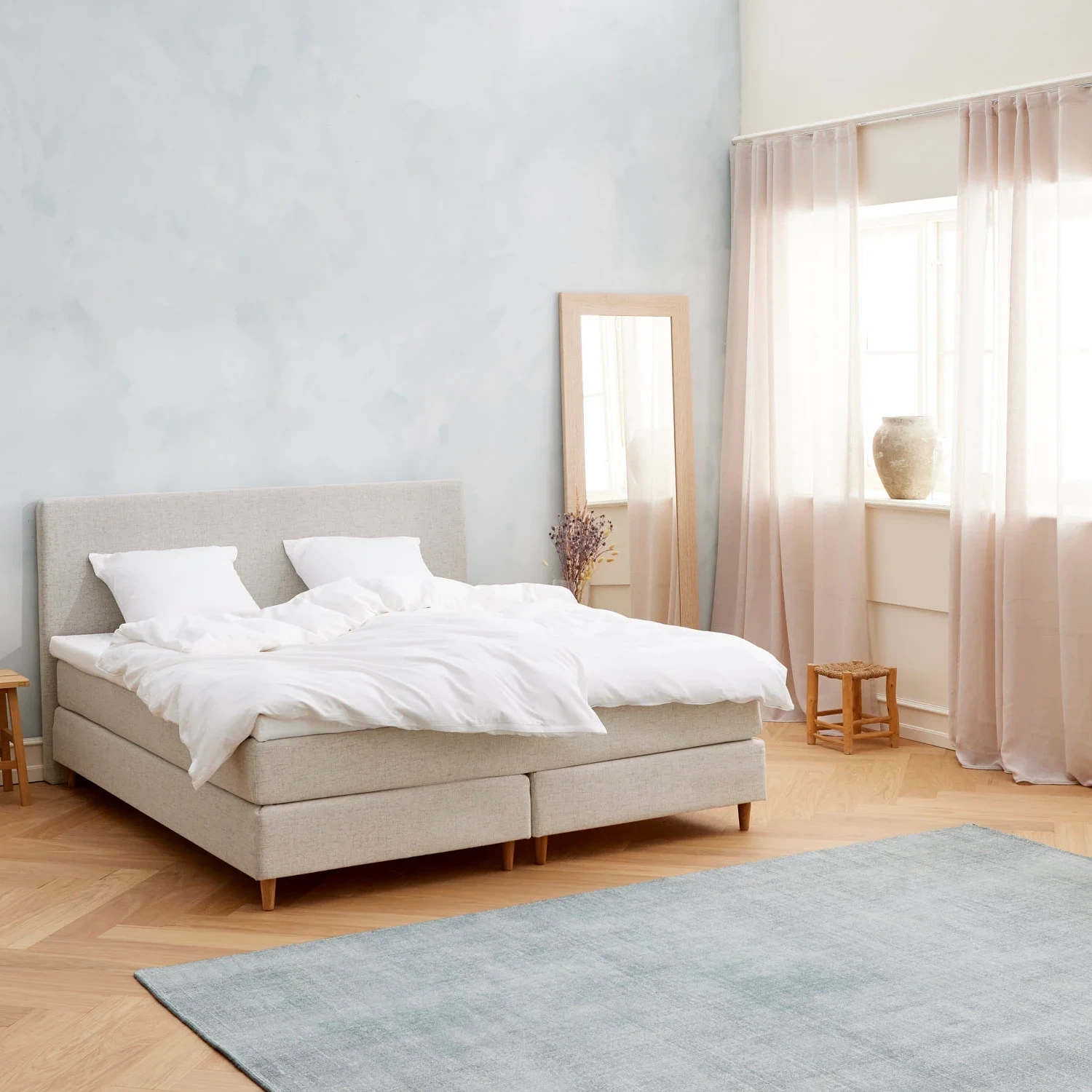 Sengefabrikken Kølende Kontinental seng, vist i et moderne soveværelse med elegant design og kølende funktion, der fremhæver sengens komfort og stil.
