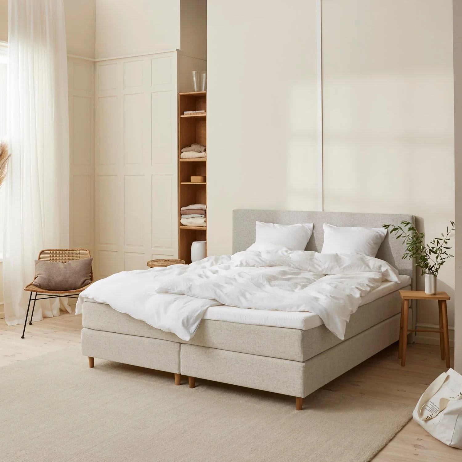 Sengefabrikken Trykaflastende Kontinental seng, vist i et moderne soveværelse med elegant design og trykaflastende funktion, der fremhæver sengens komfort og støtte.