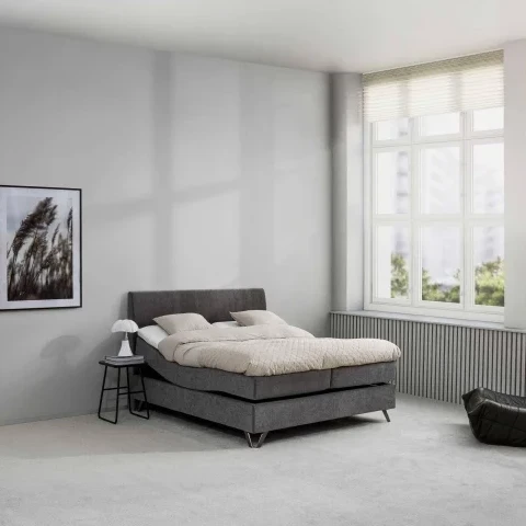 Jensen Ambassador Aktiv II Elevationsseng 180x210 cm med ekstra længde, vist som dobbeltseng i stilfuldt soveværelse, med justerbar komfort.