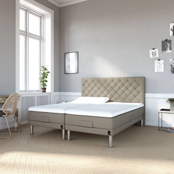 Karma Classic Elevationsseng 180x200 cm med latex topmadras, vist i et stilfuldt soveværelse, tilbyder justerbar komfort og elegant design.