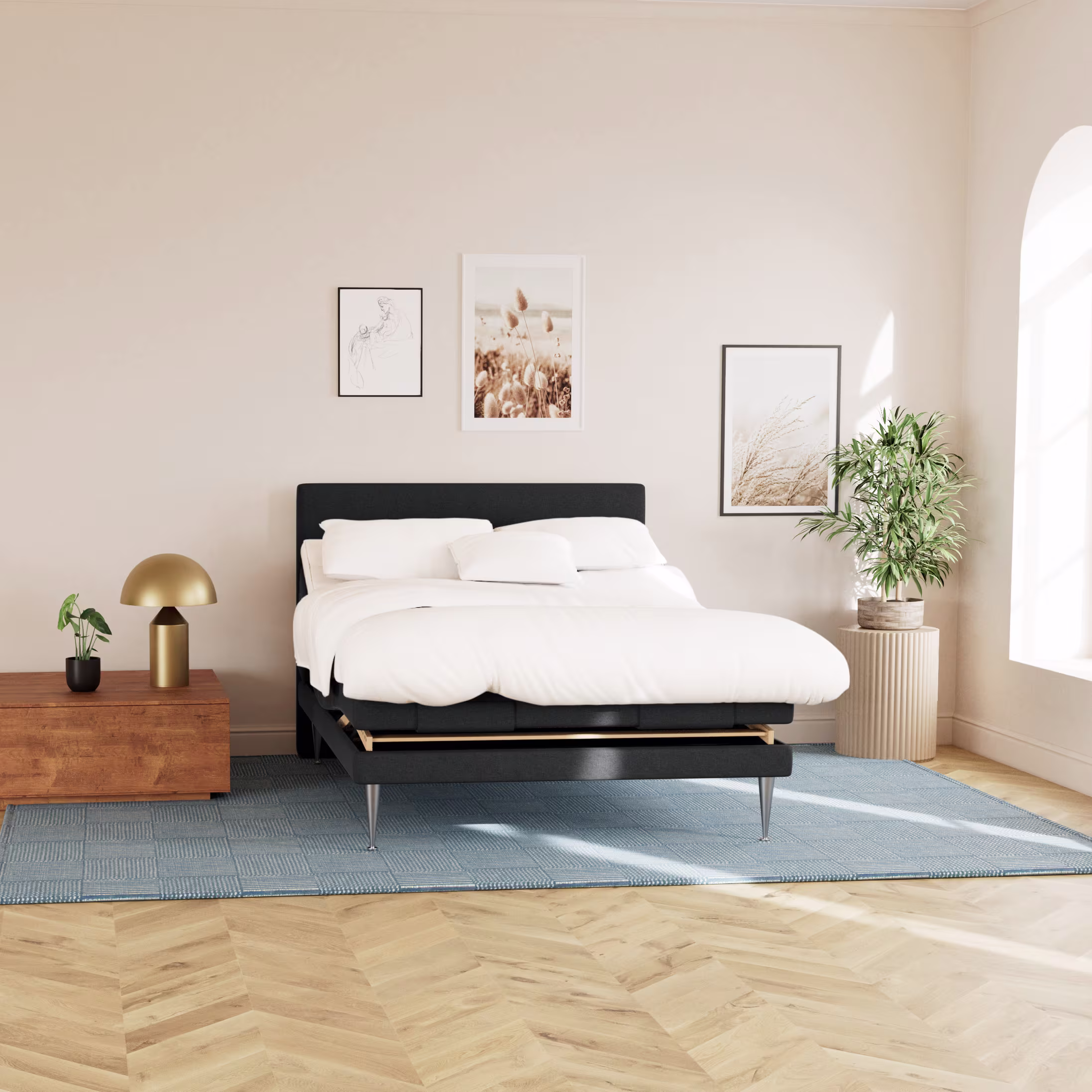 Masterbed Standard Elevation seng 140 cm i Malmø antracit, vist i et moderne soveværelse med justerbar funktion og stilfuldt design.