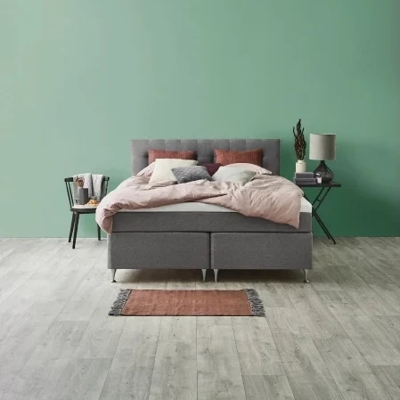 Tempur Dual Kontinental seng 180x210 cm med Tempur Pro® Plus SmartCool™ topmadras i 8 cm, vist i fire farver i et moderne soveværelse.