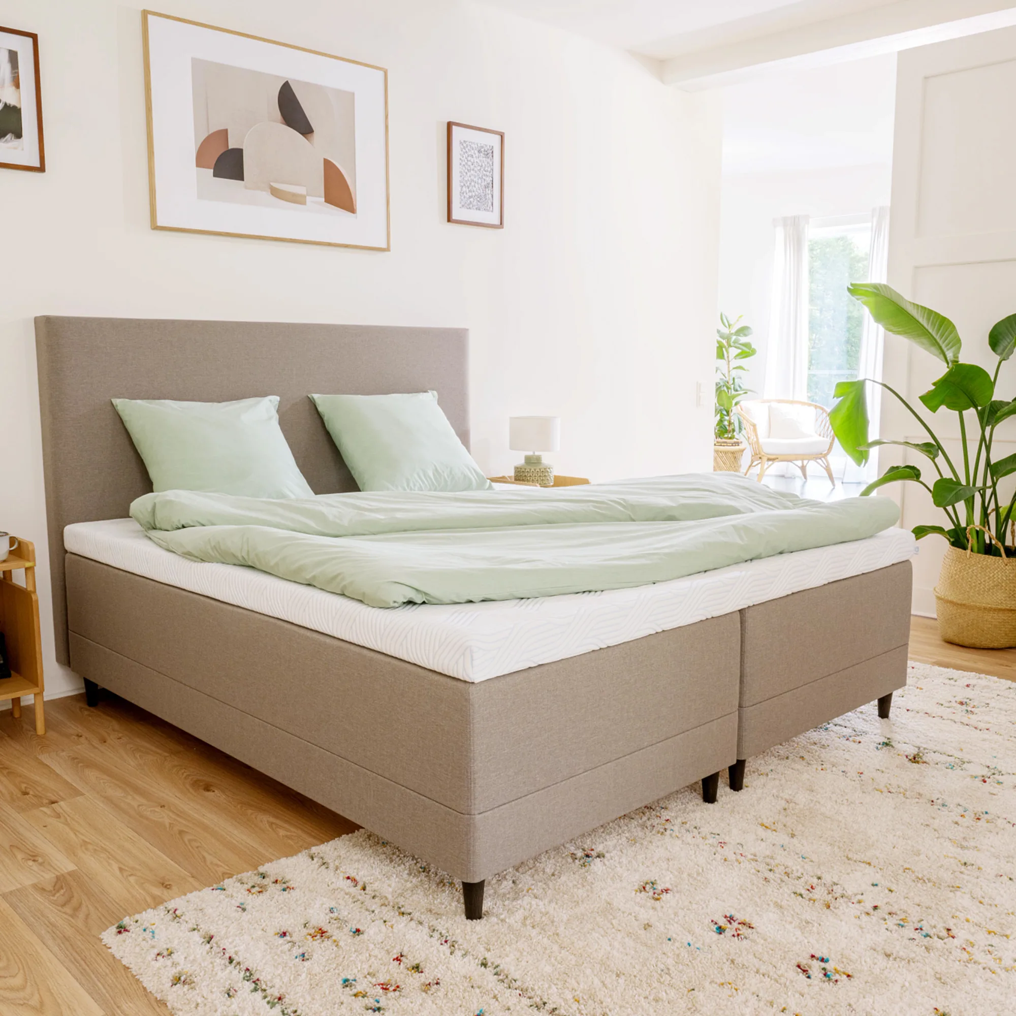 Tempur Promise boksmadras fra Drømmeland i moderne soveværelseindretning. Sengen kombinerer komfort og støtte med elegant design, perfekt til kvalitetsbevidste.
