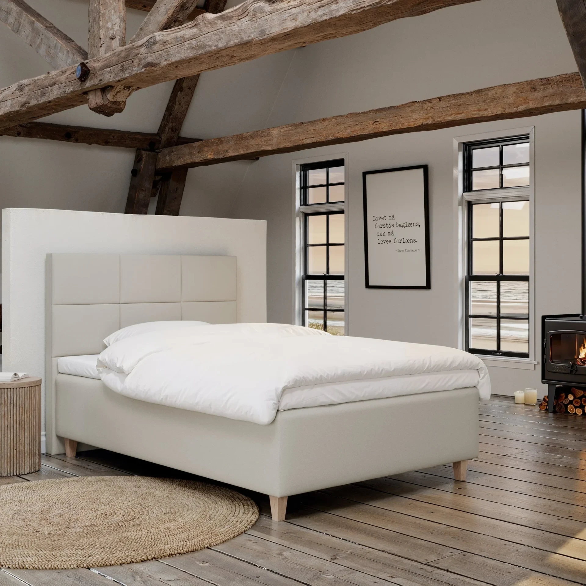 Nordic Dream Freja Fjäll boxmadras i sandfarvet design. En komfortabel seng, der kombinerer skandinavisk æstetik med høj kvalitet for en optimal søvnoplevelse.