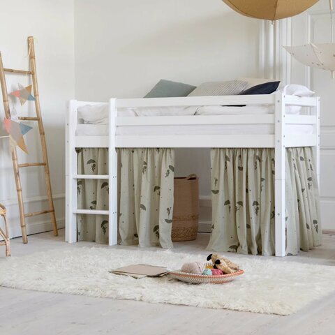 Hoppekids ECO Comfort Halvhøj Seng: Halvhøj seng i hvid, pladsbesparende og med mulighed for opbevaring under sengen.