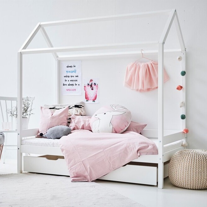 Hvid Hoppekids ECO Dream sofaseng fra BabySam, perfekt til børneværelset. Stilrent og funktionelt design med bæredygtigt fokus.