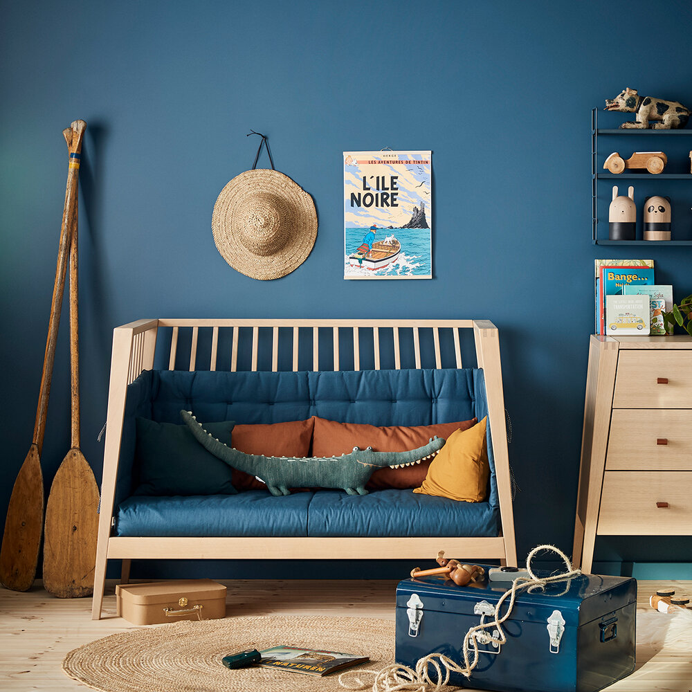 Leander Linea Babyseng: Linea babyseng i eg, moderne og funktionelt design med fokus på komfort og sikkerhed for babyer.