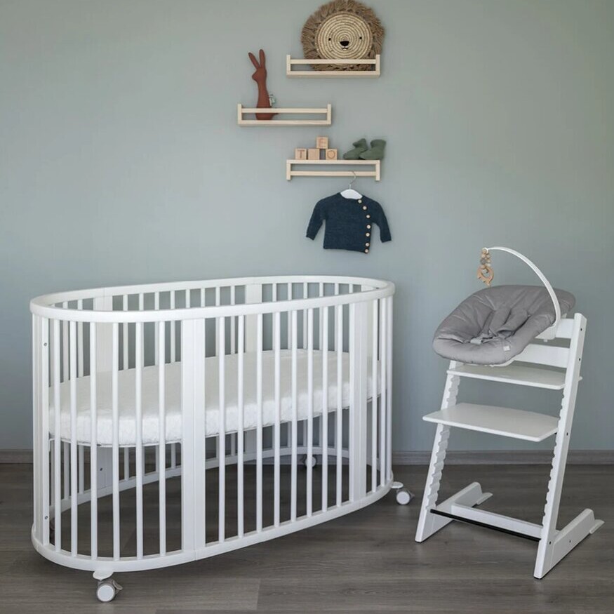 Stokke Sleepi V3 tremmeseng i hvid, fleksibel design til babyer med justerbar højde og udvidelsesmuligheder.