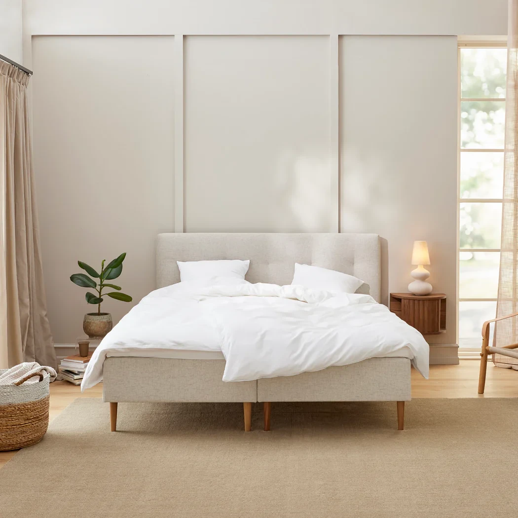 Krone Komfort boxmadras fra Sengefabrikken i sandfarvet design. Madrassen tilbyder solid støtte og komfort med et moderne, stilrent look til ethvert soveværelse.