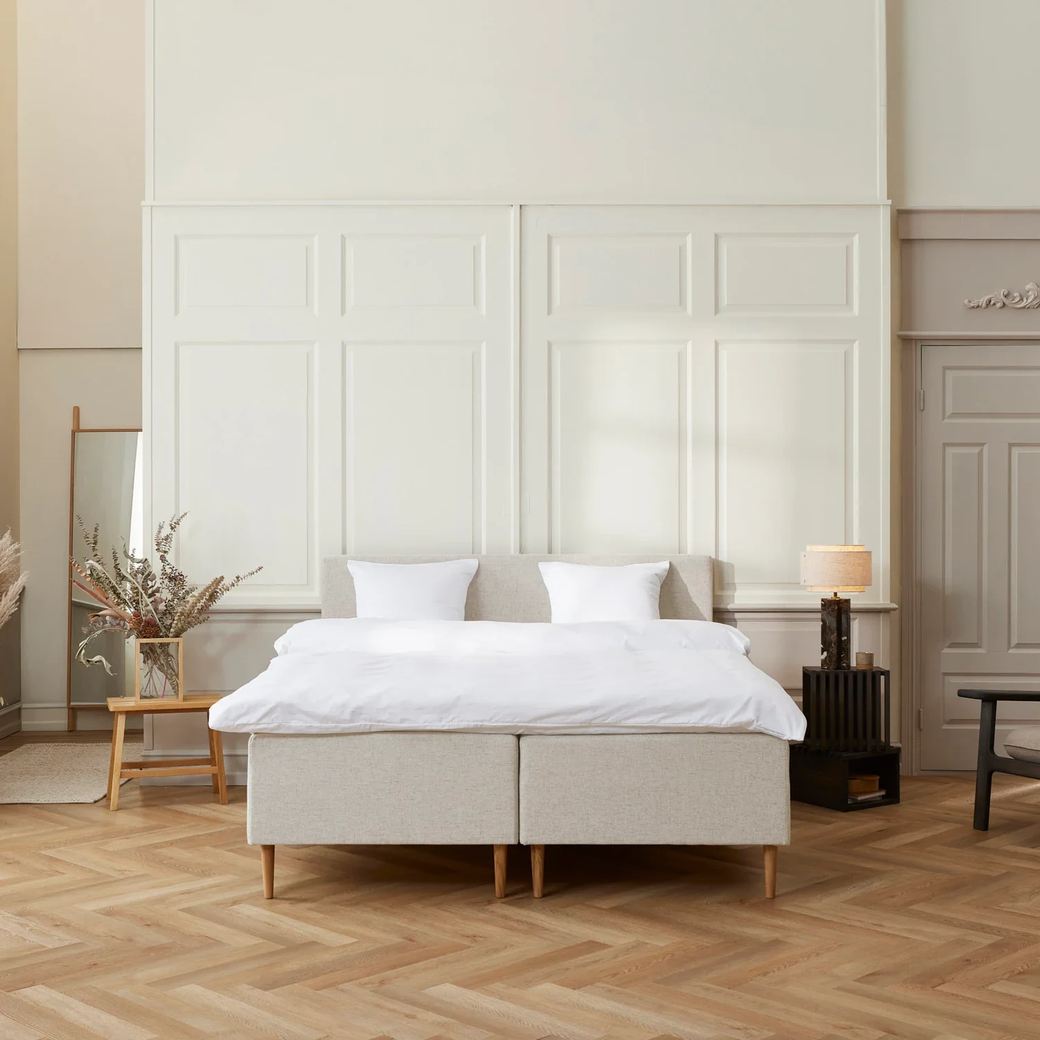 Krone Luksus boxmadras fra Sengefabrikken i sandfarvet design. Boxmadrassen kombinerer luksuriøs komfort med moderne æstetik, ideel til en optimal nattesøvn.