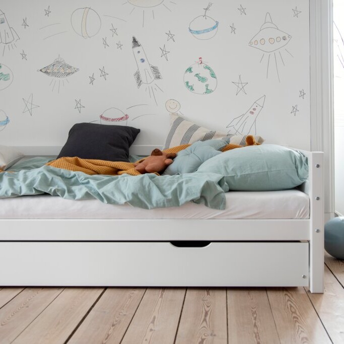 Hvid Hoppekids ECO Dream sofaseng, 90x200 cm, ideel til børneværelset. Enkel og bæredygtig løsning, der sikrer komfort og stil.